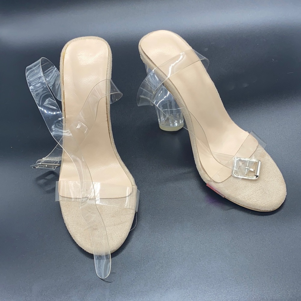 🟢 Nude heel with small stain - 3/25 SALE